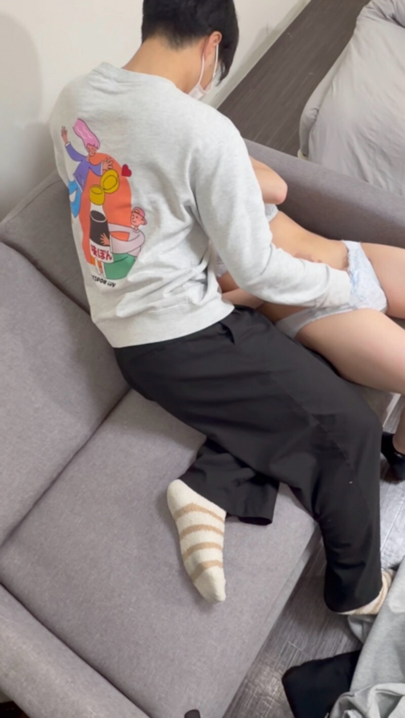 【人生初の3P】卒/業したての1/8歳経験人数もなんと2人！！そんな彼女がイケメンち⚫︎ぽで乱れる卒/業したばかりの18歳彼女。
