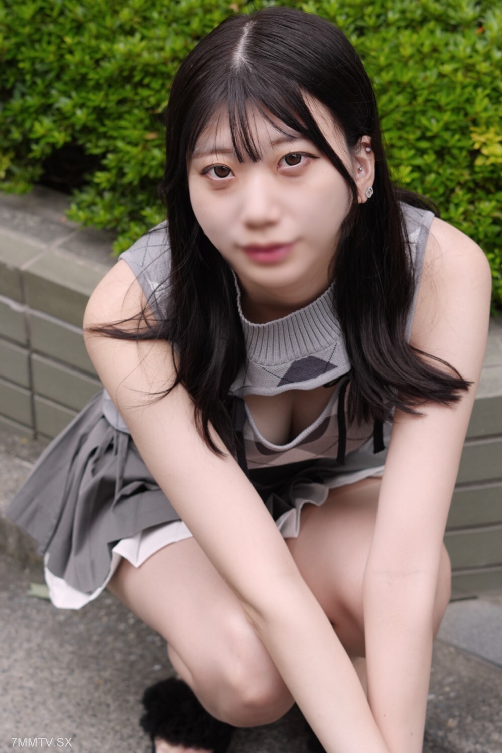 FC2-PPV-4930925 【附赠礼物】一位身材苗条、挑战性高的女孩，她能认出公开使用的公式。明明说，是给你的吗？但资本呢？骑马时敏感的洞随着高潮而膨胀，持续射精提取，大量射精与高潮相呼应！ ！ | FC2电子市场