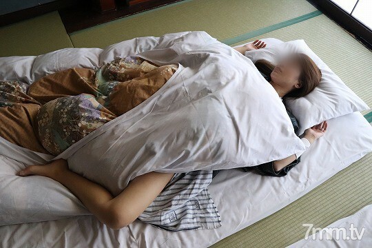 【無碼ｘ個人攝影】人妻愛奴3號　不倫旅遊♪（後篇）穿著色色的浴衣讓我下體癢癢、忍不住調戲正在睡覺的3號【附高畫質特典影片】