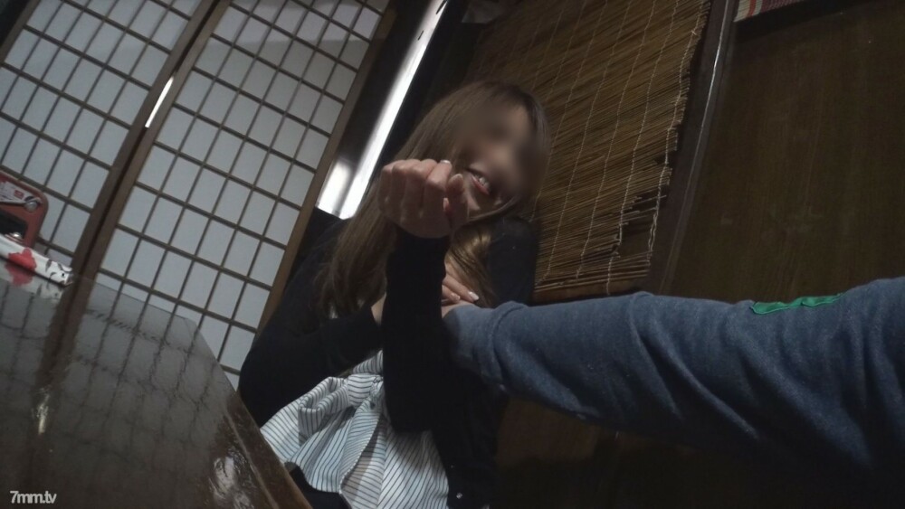 【無碼ｘ個人攝影】人妻愛奴3號　在居酒屋跟老公喝酒時硬把她叫過來！把老公灌醉後直接在玄關中出內射【附高畫質特典影片】