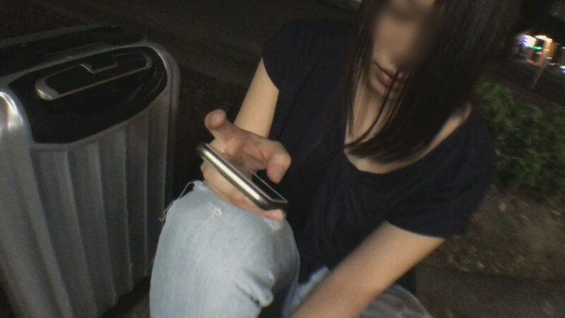 【無修正ｘ個人撮影】路上に座る素朴な女の子が家出娘！ハメ撮りが趣味の男が家に連れ込みパイパン娘に中出し撮影【♯泊まらせて】