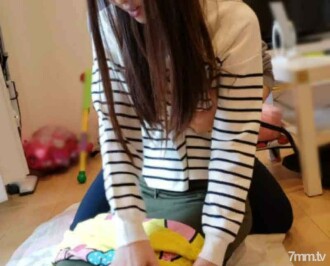 [Individual] While the housework is not over ... A beautiful young wife who is fucked in the living room.