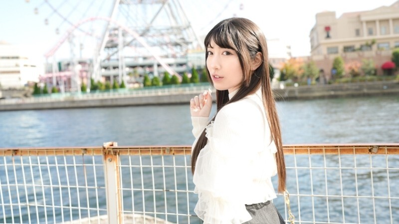 „Eine unschuldige College-Studentin, die an einem Schönheitswettbewerb teilgenommen hat, gibt aus Neugier ihr AV-Debüt! Eine 20-Jährige, die ihr Studium und ihren Teilzeitjob ernst nimmt und einen Freund hat, aber in Wirklichkeit ein geiles Mädchen ist, das zweimal pro Woche Sex hat und jeden Tag masturbiert!? Ihre empfindlichen Brüste in Körbchengröße F …“: MGS Video Prestige GroupWebsite zur Verbreitung von Erwachsenenvideos在线观看